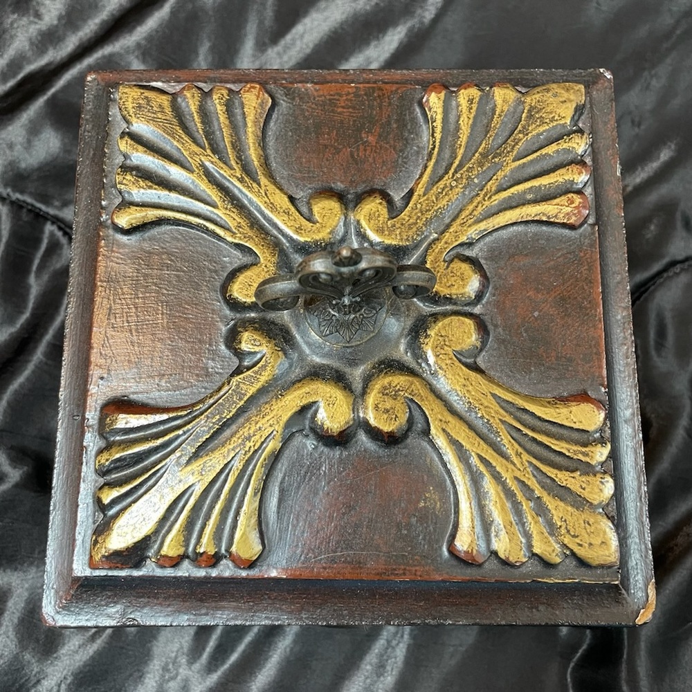 Used Sterling industries decorative box
